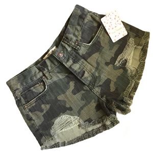 Free People NWT Camo Distressed shorts. Sz 24